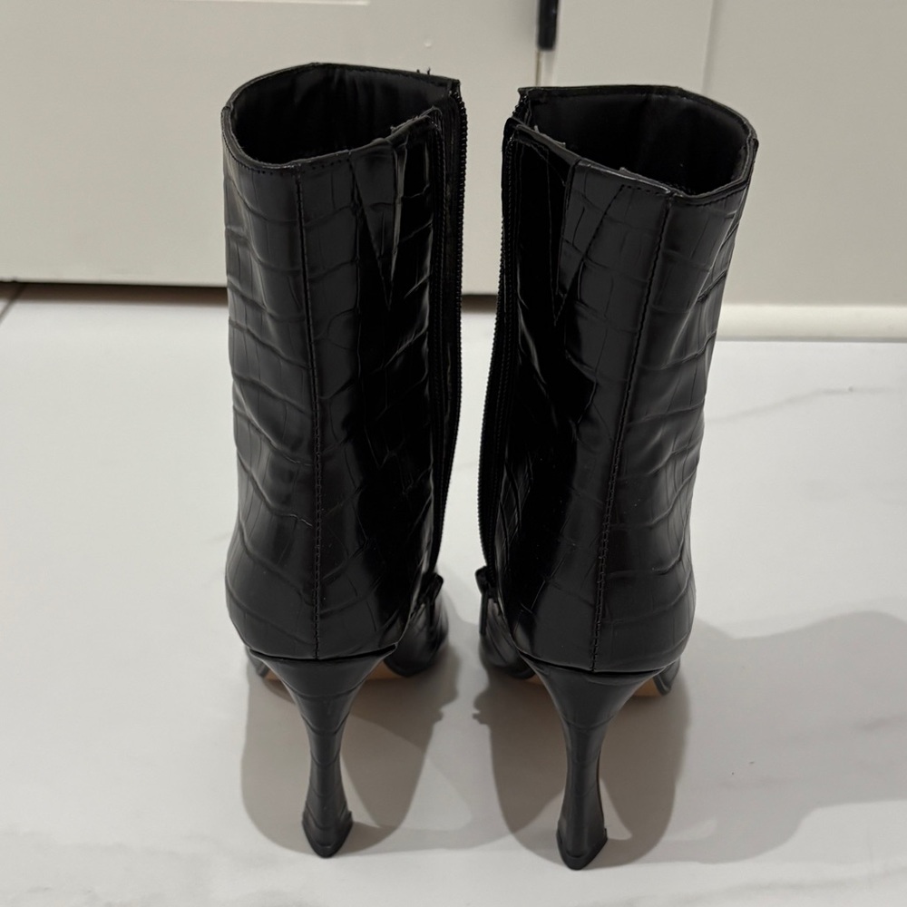 Express Women’s Black Quilted Ankle Boots Faux Leather Size 5 View 4